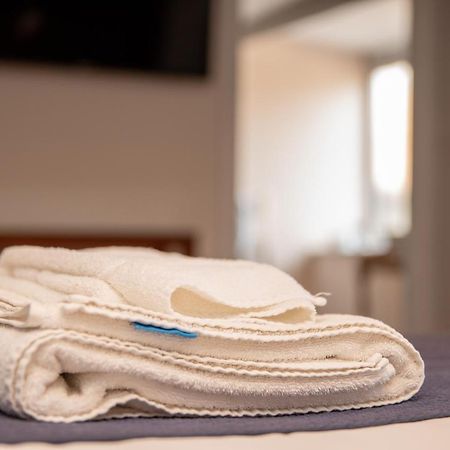 The Oak House Hotel Axbridge ภายนอก รูปภาพ A folded bath sheet