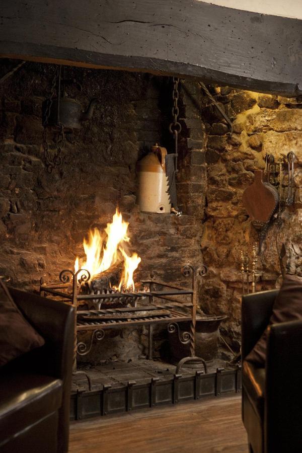 The Oak House Hotel Axbridge ภายนอก รูปภาพ A fireplace in the kitchen