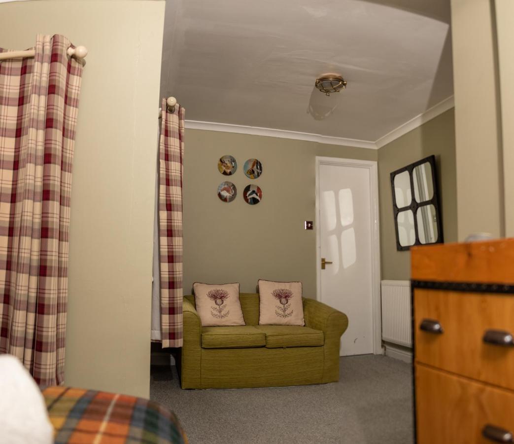 The Oak House Hotel Axbridge ภายนอก รูปภาพ The interior of a typical bedroom