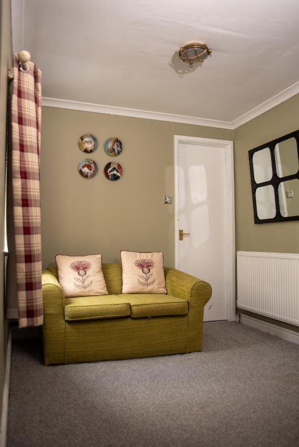 The Oak House Hotel Axbridge ภายนอก รูปภาพ A room with a radiator
