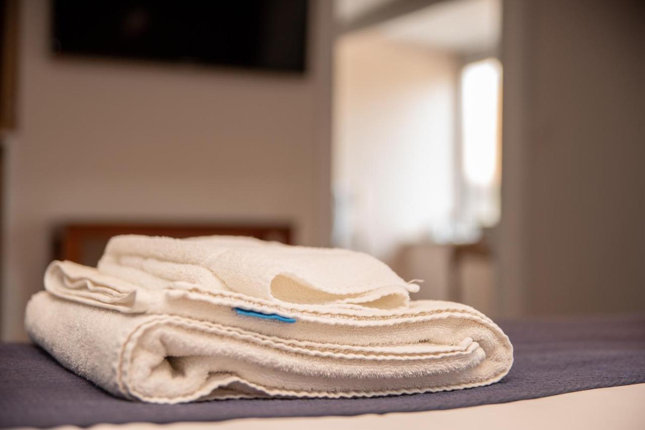 The Oak House Hotel Axbridge ภายนอก รูปภาพ A folded bath sheet