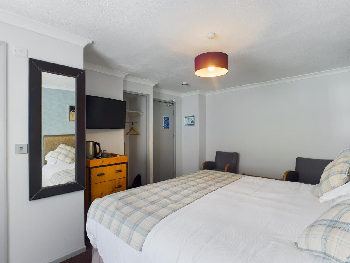 The Oak House Hotel Axbridge ภายนอก รูปภาพ A bedroom at the hotel