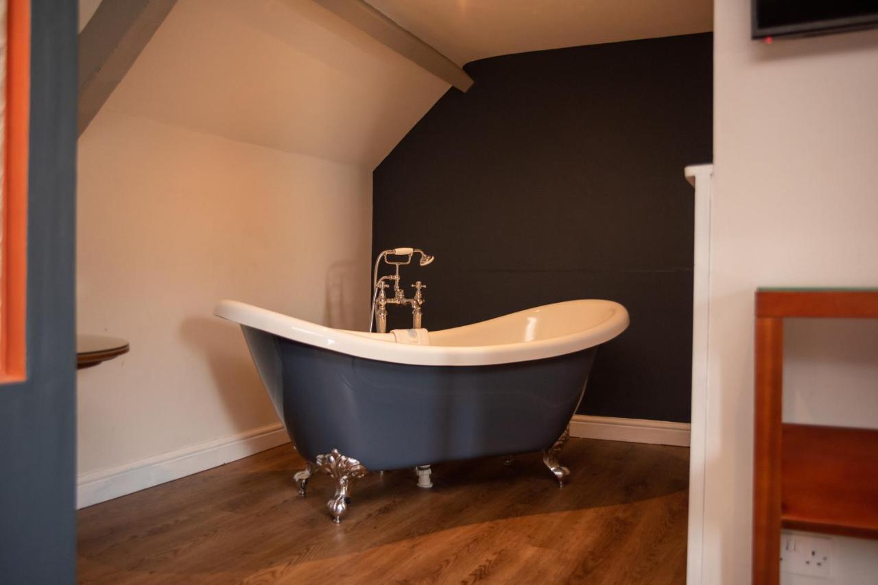 The Oak House Hotel Axbridge ภายนอก รูปภาพ A freestanding bathtub