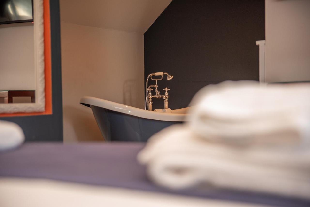 The Oak House Hotel Axbridge ภายนอก รูปภาพ A bathroom at the hotel