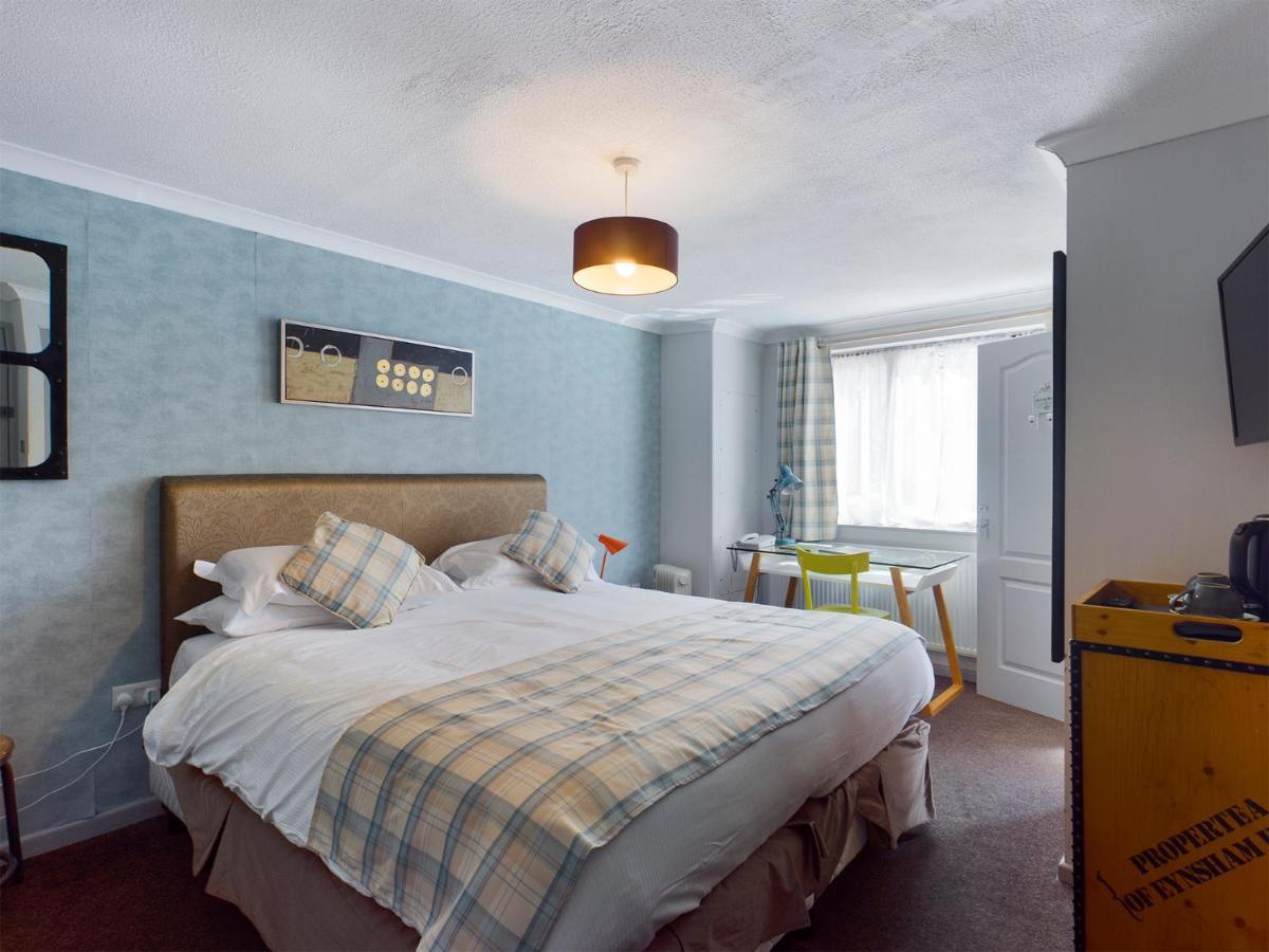 The Oak House Hotel Axbridge ภายนอก รูปภาพ A bedroom at the hotel