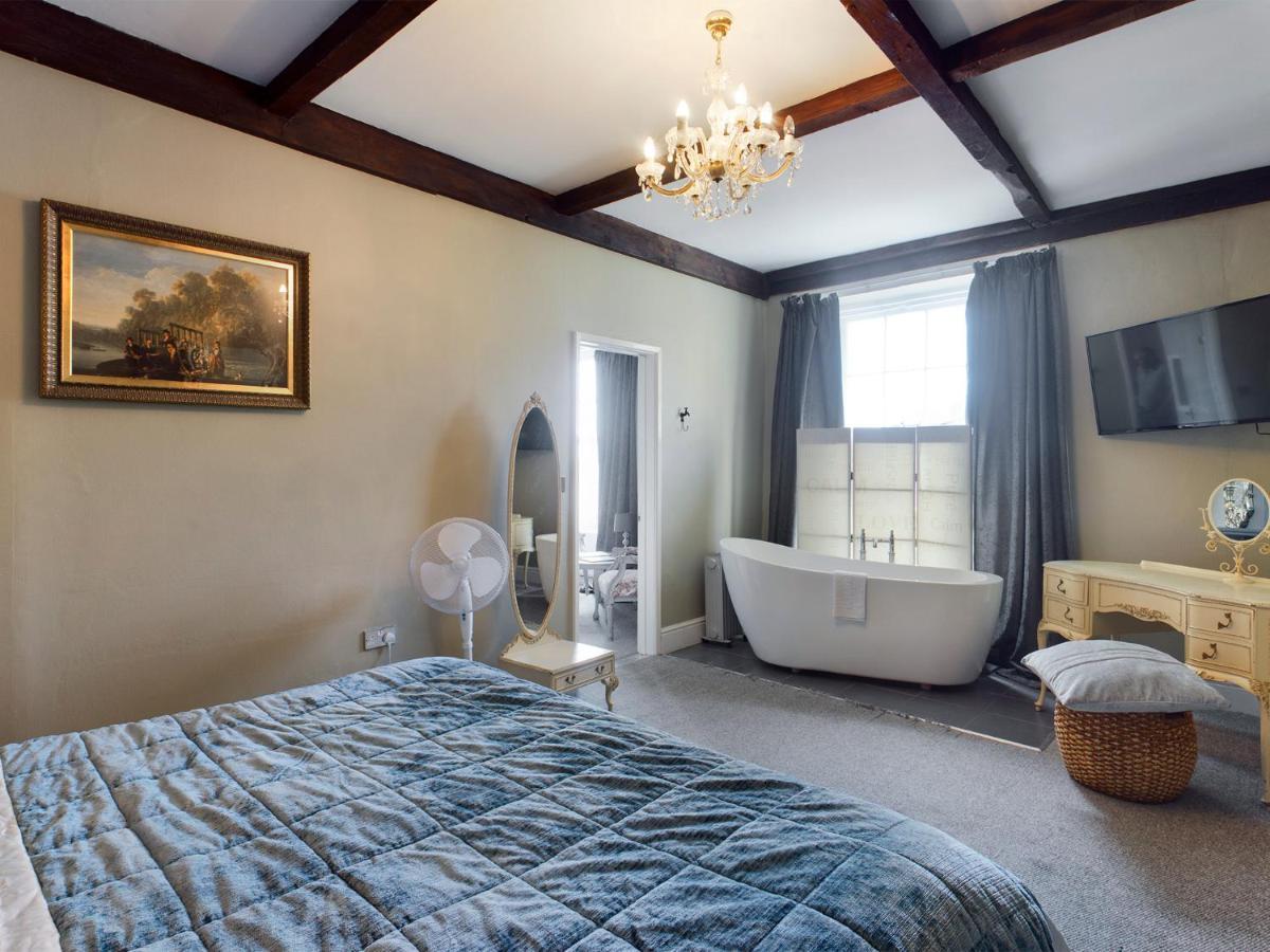 The Oak House Hotel Axbridge ภายนอก รูปภาพ The master bedroom