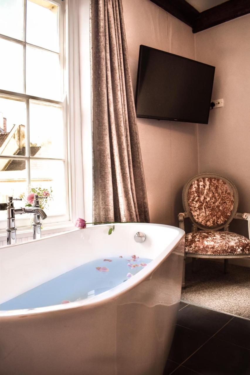 The Oak House Hotel Axbridge ภายนอก รูปภาพ A bathroom at The Swan